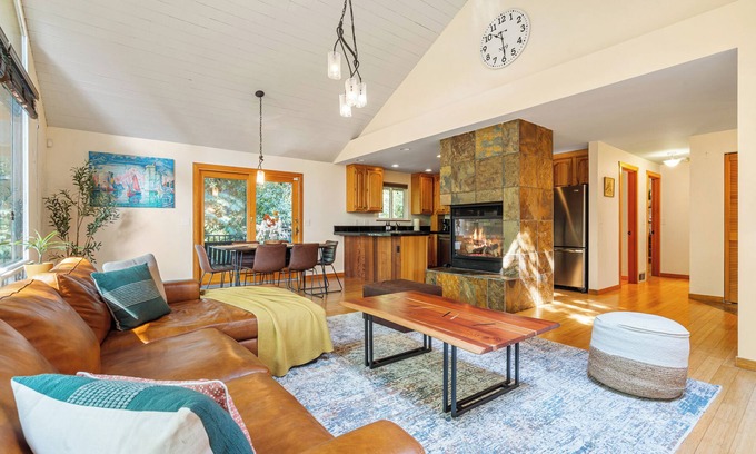 Eastgate Maison | Bellevue Forest Haven Hideaway