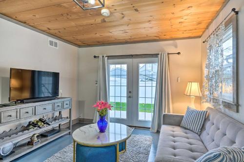 Bemus Point Appartement | Bemus Point Vintage Suite with Soaking Tub and Kitchen