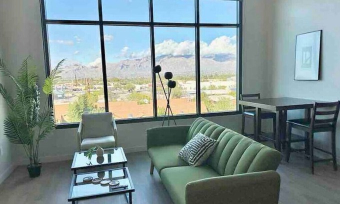 Miramonte Appartement | NEW Stunning Loft w/ FAST Internet & POOL By UofA