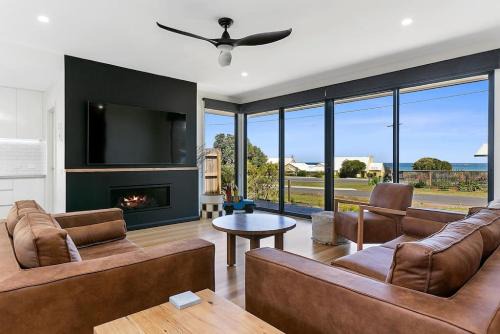Apollo Bay Maison | Benswan at the Bay - Modern 5-bedroom Holiday Home