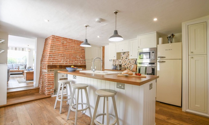 Martlesham Heath Maison | BERESFORD HOUSE, pet friendly, with a garden in Woodbridge