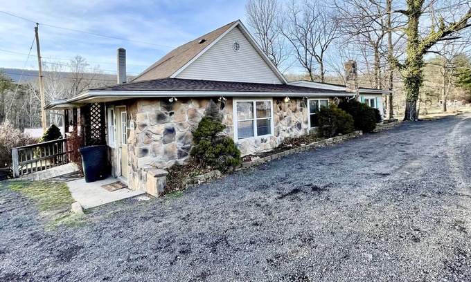 Berkeley Springs Cabine | Berkeley Inn Cabin W/ hot tub- acrossStreet from the state park