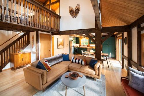 Tyringham Maison | Berkshire Vacation Rentals: Stonebridge Cabin: Modern Amenities Enjoy Nature