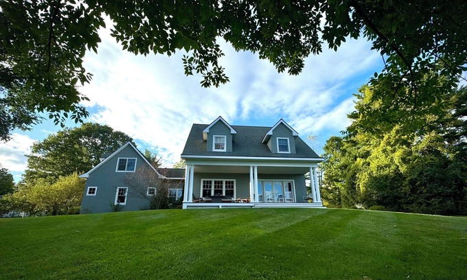 Great Barrington Maison | Contemporary 3-bedroom home with views, fireplace & close to Butternut Ski area