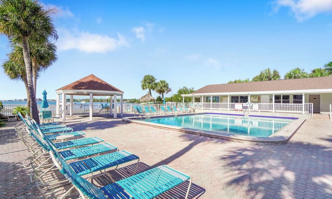 Bayview Copropriété | Bermuda Bay St. Petersburg Waterfront Pool 53J