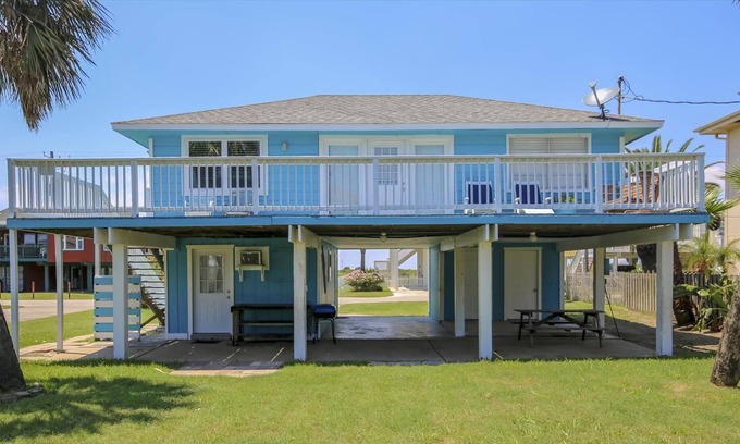 Bermuda Beach Maison | Bermuda Escape: Charming, 2nd row Beach Cottage w/ backyard!