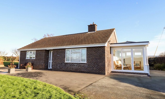 Kingswood Maison | BERWYN VIEW, family friendly, with a garden in Welshpool