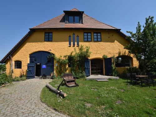 Neu Bartelshagen Appartement | Besondere Ferienwohnung Bibliothek in Buschhagen, cleaning included