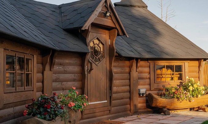 Pentney Cabine | Bespoke holiday home with private pool and hot tub, sleeps 8 ref 34073P