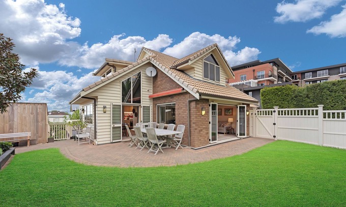Greenlane - Ellerslie Maison | Contemporary Family Home with Garage & Courtyard