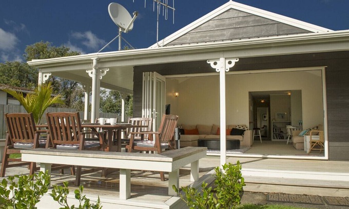 Whangamata Cottage | Meilleur à la plage - Whangamata Holiday Home