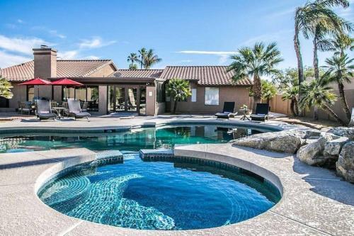 Village Estates Maison | Best Location in Scottsdale, 8 Bedroom House, Heated Pool, Spa, Game room, BBQ, Putting Green