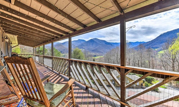 Valley Creek Run Maison | Best Location - Maggie Valley Cabin with Hot Tub!