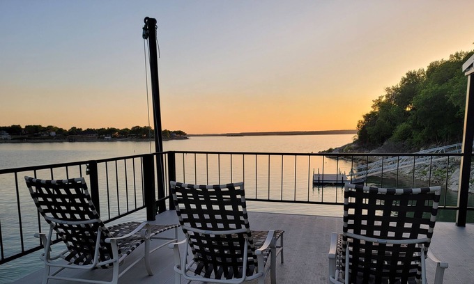 Lake Bridgeport Maison | Best Location! Private Dock, Arcade, Spectacular Views, Game Room, Media Room, Firepit! The Lookout