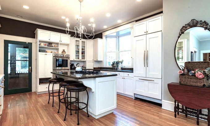 Summit Hill Maison | Best Location! Walk, Shop & Eat on Summit, Grand & Selby; Sleeps 15!