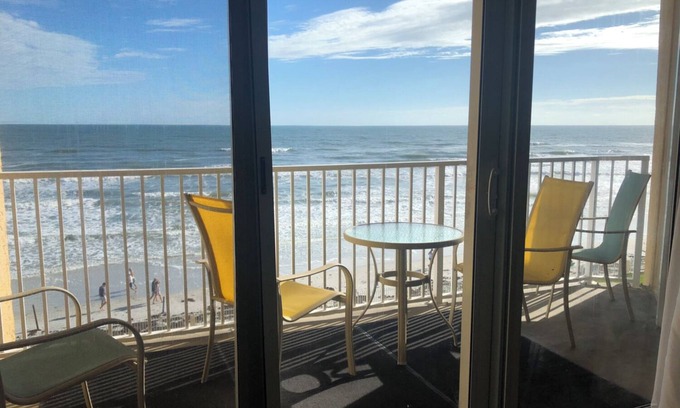 New Smyrna Beach Copropriété | BEST OF BOTH WORLDS!! Flagler Ave restaurants, bars, shops & direct ocean front