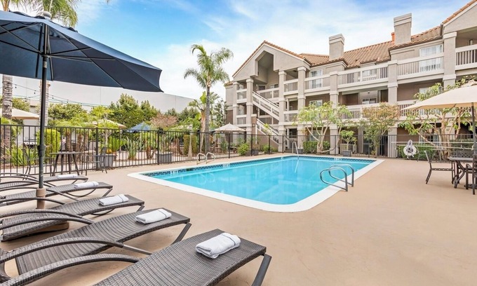 Chatsworth Hôtel | Best Place to Stay in Chatsworth! Full Kitchen, Swimming Pool, Free Breakfast!