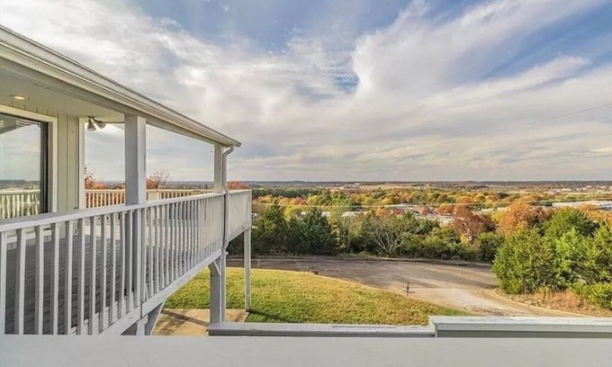Fayetteville Maison | Best view in Fayetteville - Hot tub & Sleeps 4