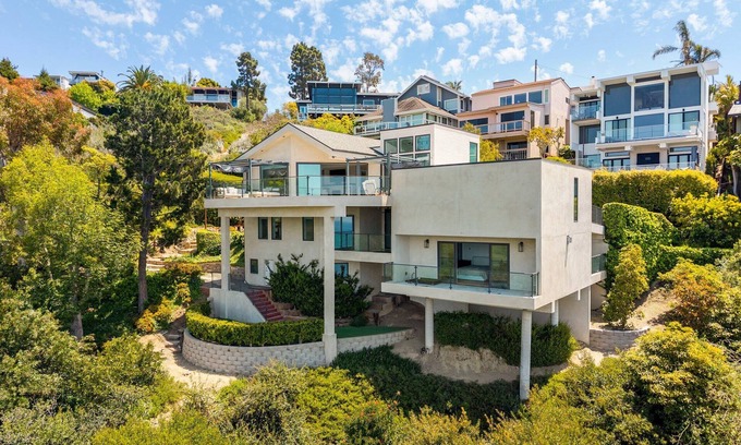 Arch Beach Heights Maison | Best View in Laguna- 3 bedroom