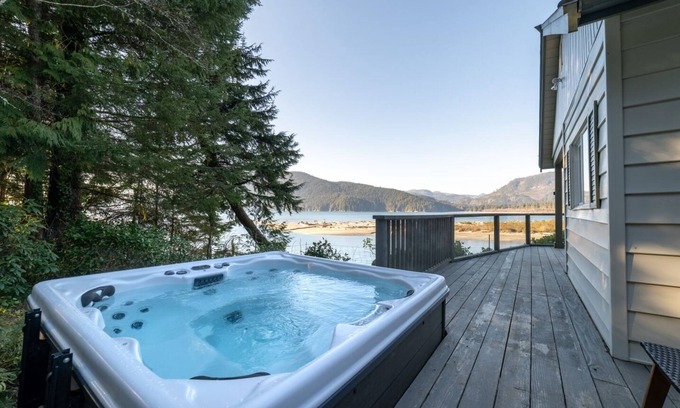 Port Renfrew Maison | Best View in Port Renfrew! Sauna + Hot Tub + Pet Friendly + Sleep 7