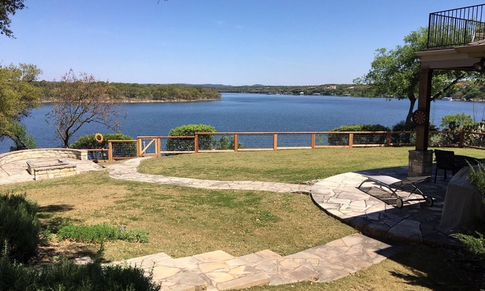 Naumanns Camp Maison | Vues fabuleuses sur le lac Travis et le lac! Merveilleux quai et commodités pour la maison!
