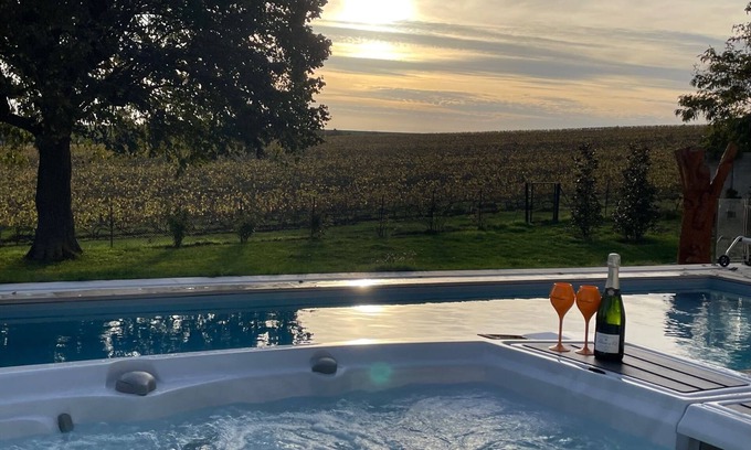 Saint-Thierry Appartement | Jacuzzi avec superbe vue sur les vignes de Champagne