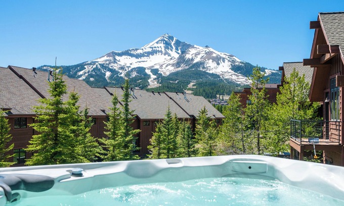 Big Sky Copropriété | Best Views in Big Sky! 3-bedrooms with Private Hot Tub! Walk to Ski Shuttle!