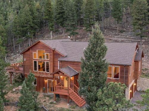 Evergreen Maison | BEST VIEWS! Luxury Mountain Home - Saltwater HotTub, Firepit, BBQ- Close to Trails, Red Rocks