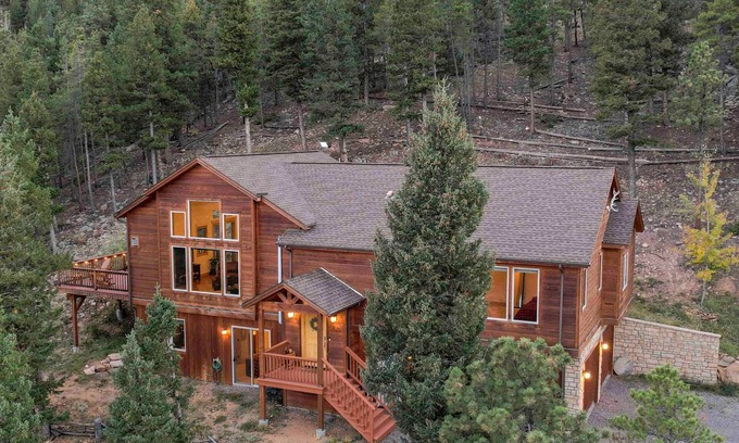 Evergreen Cabine | BEST VIEWS! Luxury Mountain Retreat—Saltwater HotTub/Firepit/BBQ. Close to SKI