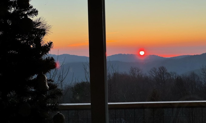 Seven Devils Cabine | BestView*PoolTable*2King*Pickleball*HotTub*FireTable*Fireplace*Arcade*Location