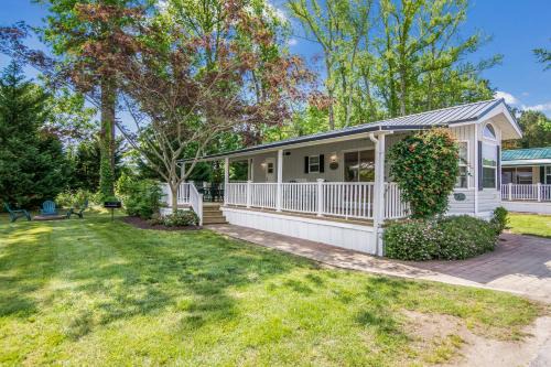 Urbanna Maison | Bethpage Hewick Two-Bedroom Cottage 26