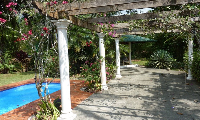 Dominical Villa | Mejor que la playa. Vista al mar y valle. Muy privado. Belleza en todas partes.