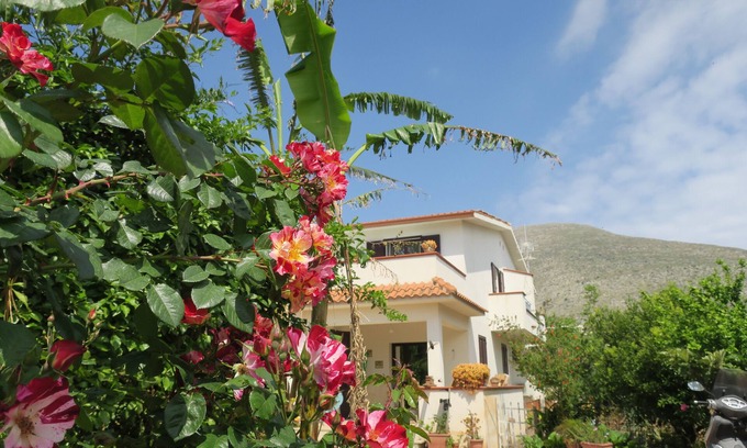 Partanna Villa | Il Roseto di Betty, appartement avec jardin dans villa deux élévations