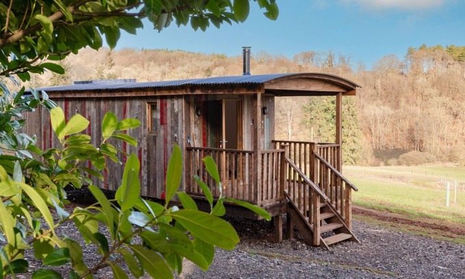 Lydney Cabine | Betty Shepherd's Hut - sleeps 2 guests in 1 bedroom