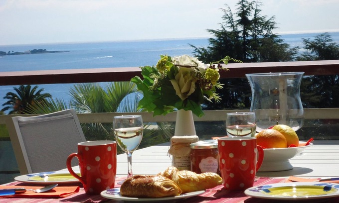 Vallauris Appartement | Between Cannes and Golfe Juan, beautiful sea view 500 m from the beach in absolute calm