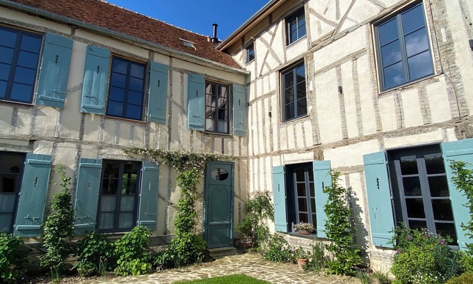 Ervy-le-Chatel Maison | Between Champagne and Burgundy, family home with swimming pool.