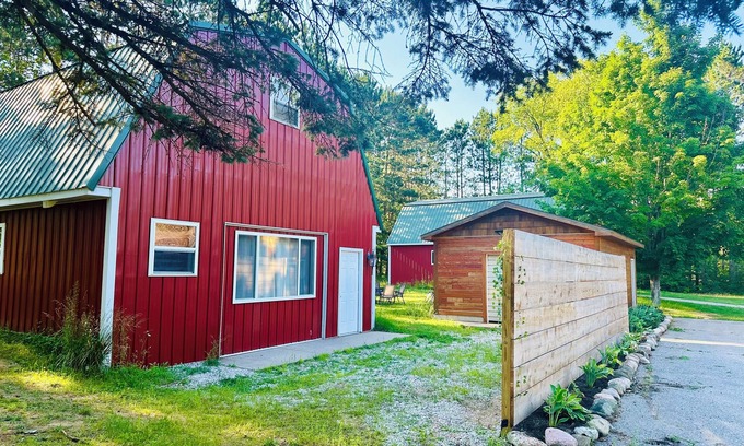 Interlochen Maison | New! Renovated Barn - Guest house, 10 acres property, dog-friendly, free WIFI