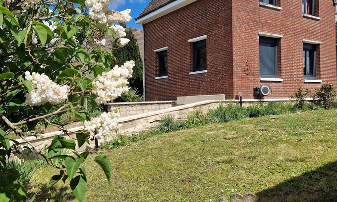 Oissel Maison | Entre gare et Seine Maison familiale rénovée. Animaux de compagnie acceptés!