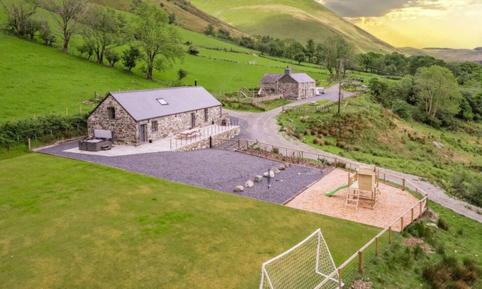 Mawddwy Maison | Beudy Erw'r March in Machynlleth