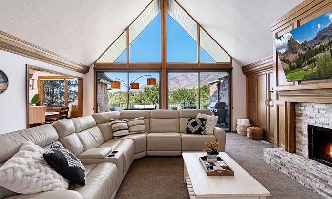 Sandy Maison | BeUTAHful Retreat: Mtn Views, 2 Master Bdrms, HotTub, Game room, Ski, Amenities!
