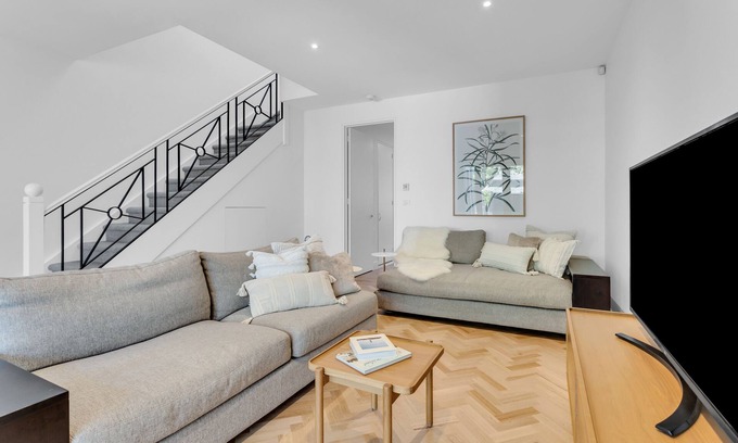 South Yarra Maison | Bev's Retreat by Ready Set Stay - peaceful retreat and close to all attractions.