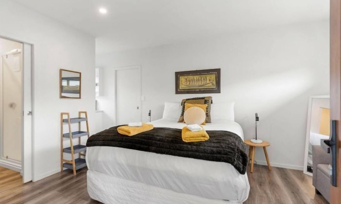 Whangamata Maison | Beverley Hills Studio Apartment