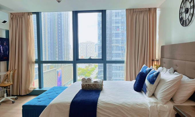 Pinagsama Copropriété | Modern Contemporary Luxury Condo Uptown BGC Pool