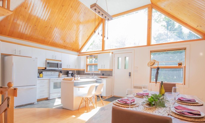 Compton Chalet De Ski | BIA Chalet - Apple Red