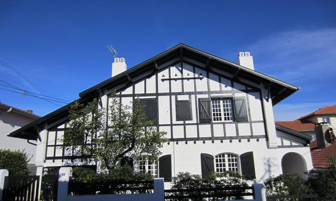 Biarritz Villa | BIARRITZ, Grande villa Basque, proche Océan, Golf et Centre ville, au calme.