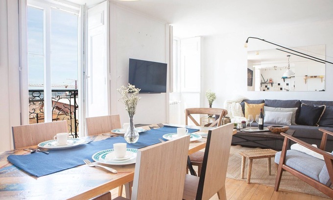 Santos Appartement | Bica 1 - Cordoeiros - Wonderful two bedroom apartment, fully renovated and decorated with lots of co