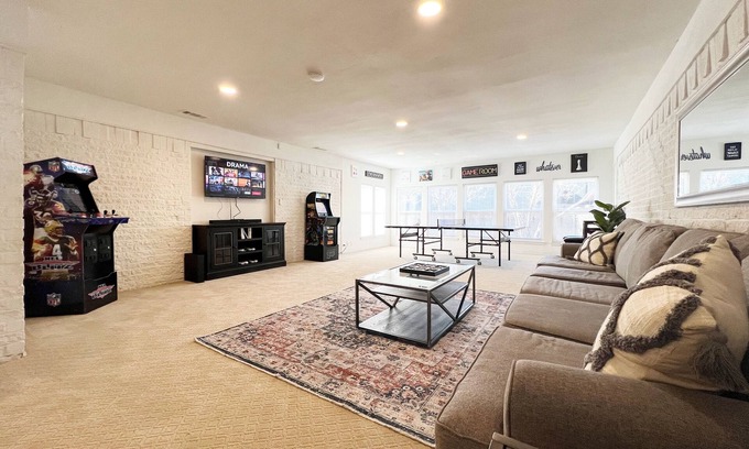 Park Central Maison | Big and Beautiful in Dallas
