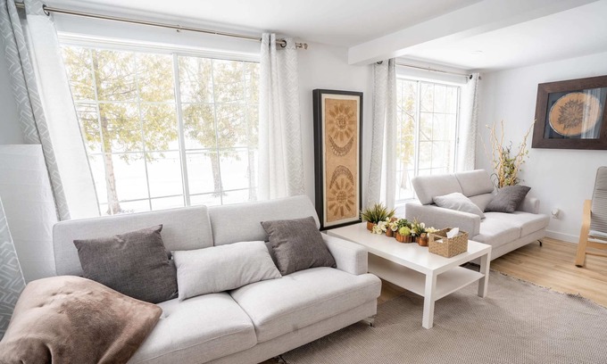 Rigaud Cabine | Big Beautiful 6 Bed Chalet Waterfront in Rigaud