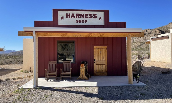 Terlingua Hôtel | Big Bend Lodging at Ten Bits Ranch | Room #11 (Harness Shop)