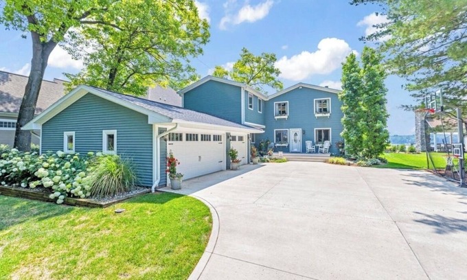 Horton Maison | Big Blue Haven -Lakefront Sleeps 24